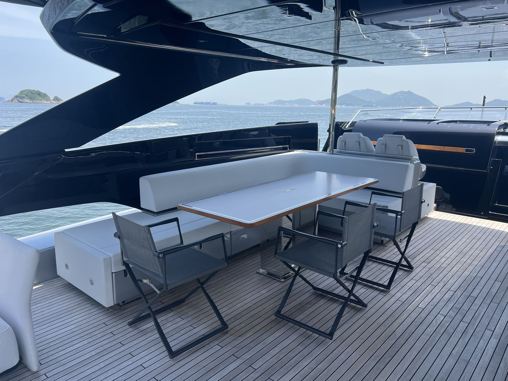 Flybridge - Dinning table.webp