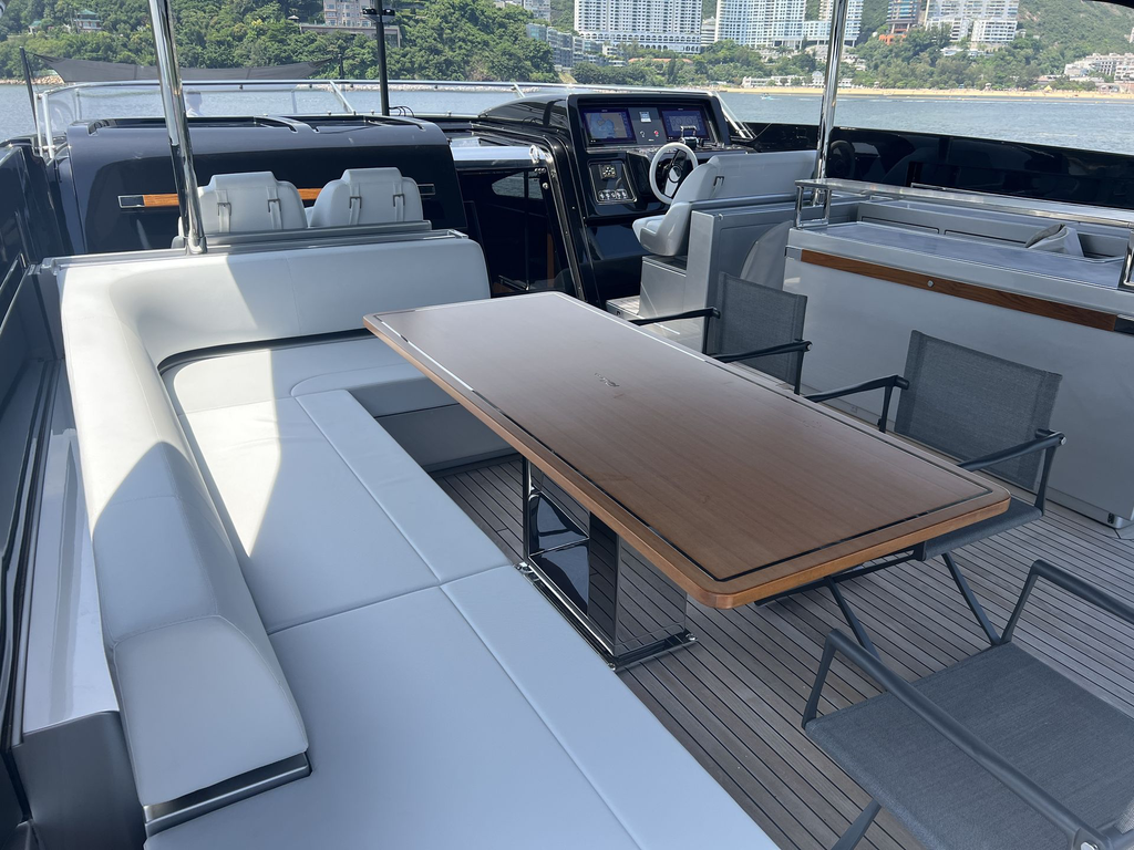 Flybridge - Dinning table 3.webp