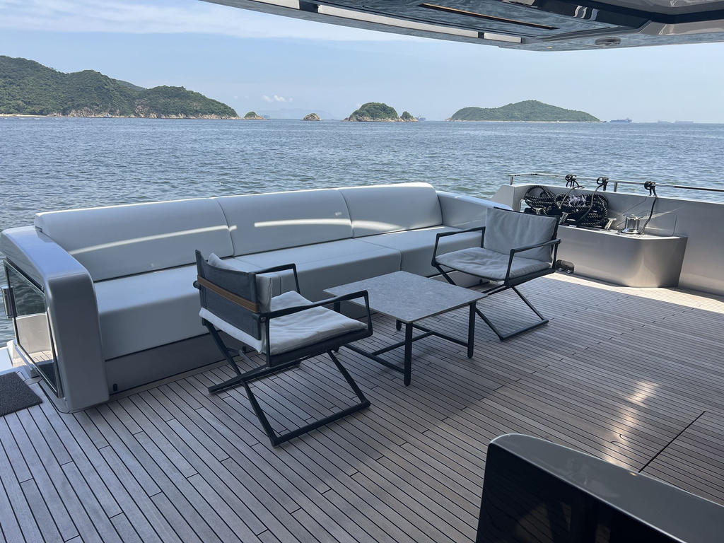 Main deck - Cockpit.webp