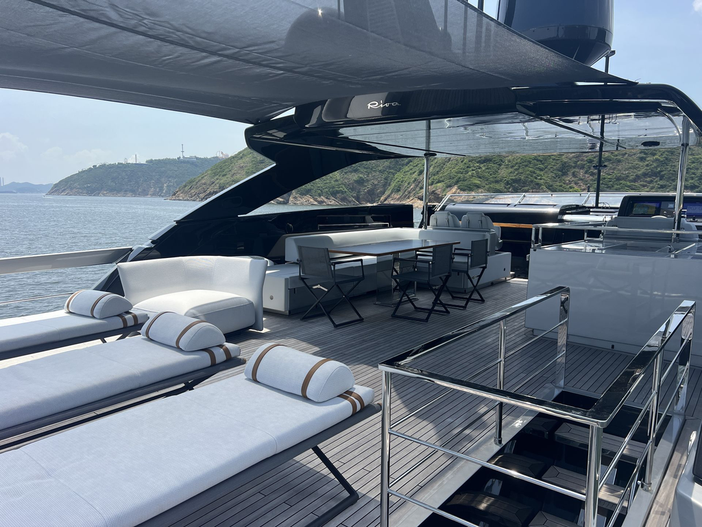 Flybridge - Facing bow lateral view.webp